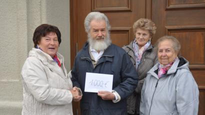 Bild: dob
Hildegard Busch, Isabella Klein und Elfriede Riedlbauer (von links) vom Missionskreis überreichen 1000 Euro an Pater Ferdinand.