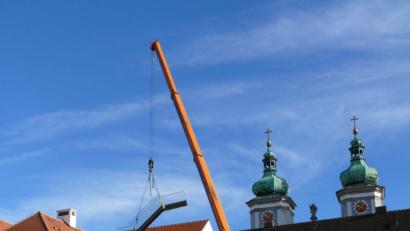 Bild: kgg
Mit einem schweren Autokran sind die Treppenelemente an Ort und Stelle gehoben worden.