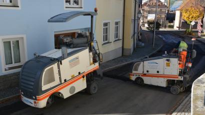 Bild: jr
Die Arbeiten laufen auf Hochtouren. Am Dienstag wurde der Streckenabschnitt vom Rathaus bis zur Grundschule abgefräst, danach soll ein neuer Asphaltbelag eingebaut werden. Bis spätestens Donnerstag um 8 Uhr soll die Ortsdurchfahrt wieder frei passierbar sein