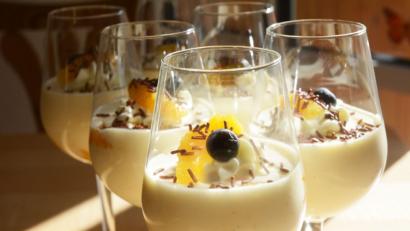 Bild: Gabi Schönberger
Die Orangencreme wird nach dem Kühlen mit Schokoladenstreusel bestreut und dekoriert mit einem Minzblatt, wahlweise auch kleinen Beeren als Farbtupfer (siehe Bild).