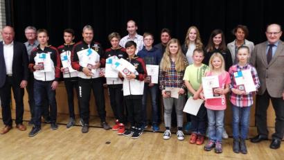 Bild: e
Die Bürgermeister Roland Strehl (links) und Hubert Blödt (rechts) ehren erfolgreiche Sportler der Gemeinde Kümmersbruck.