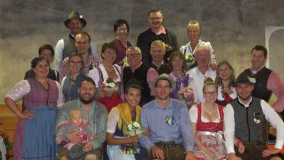 Bild: rha
Junge und junggebliebene Paare sind bei der 21. Burgkirwa auf Dagestein bestrebt, die Tradition in Vilseck aufrecht zu erhalten. Lara Meier und Johannes Winter (vorne Mitte) werden zum Oberkirwapaar gekürt.