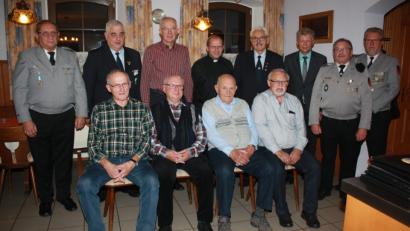Bild: lk
Es zeigt die Geburtstagsjubilare mit Vorstand und Ehrengästen: (sitzend von links) Hubert Mark, Heinrich Hopf, Andreas Beer und Ludwig Wächter sowie (stehend von links) Vorsitzender Alois Freundl, BKV-Präsident Hans Schiener, Reinhold Hess, Pfarrer Thomas Thiermann, Bezirksvorsitzender Josef Hartinger, Bürgermeister Lothar Müller, Bernhard Schwägerl und Hans-Dieter Dietl.