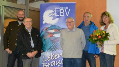 Bild: hcz
Beeindruckende Bilder zeigen Hubert Schmid und Günter Klein (Zweiter und Dritter von links) in einer Ausstellung in der VHS-Aula. Zur Eröffnung spricht LBV- Bezirksstellen-Geschäftsführer Christoph Bauer (links), der von der VHS Leo Dietrich (Zweiter von rechts) und LBV-Kreisgruppenchefin Nicole Merbald (rechts) willkommen heißt.