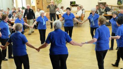 Bild: ohr
Die KAB -Tanzgruppe aus Zeitlarn überzeugte mit exakt einstudierten Auftritten. Schrittfolgen und Figuren waren genau abgestimmt