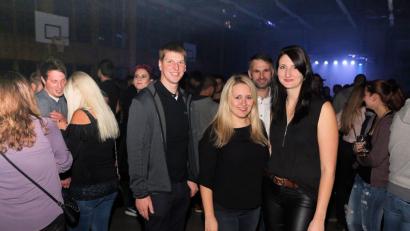 Bild: bsc
Sie organisieren bereits zum dritten Mal die große Party „Wir rocken den Steinwald“: Carolin Schrembs, Matthias Wittmann, Bianca Wührl und Christian Höllerl (von rechts) freuen sich über eine volle Friedenfelser Steinwaldhalle.