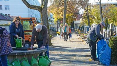 Bild: Gabi Schönberger
Es wird gegossen, gefegt und angepflanzt: Auf dem Stadtfriedhof in Weiden bereiten sich die Angestellten und Angehörigen auf Allerheiligen vor.