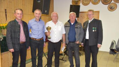 Bild: exb
Siegerehrung nach dem Bürgerschießen (von links): 2. Bürgermeister Hermann Böhm, Bertram Gehbard, Josef Weigl, Rudi Kummert und stellvertretender Schützenmeister Reiner Hoffmann