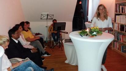 Bild: exb/Sonja Schecklmann
Im Pfarrzentrum finden sich Büchereiteam, Autorin, Musiker und Besucher zur Premiere des Wein-Lese-Abends zusammen. In angenehmer Atmosphäre liest Kerstin Götz aus Dießfurt aus ihrem neuen Geschenkbüchlein „Sonnenschein & Regentropfen“.