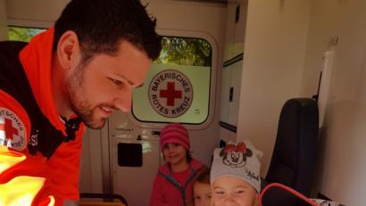 Bild: u
Zur Ausrüstung eines Rettungswagens gehören Sauerstoffmasken. Bei Bereitschaftsleiter Johannes Sellmeyer dürfen die Kinder ihre Nasen in eine Maske stecken, durch die 100-prozentiger medizinischer Sauerstoff strömt.