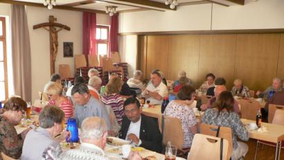 Bild: lep
Das Fischessen im Pfarrzentrum Sankt Josef ist für die Seniorengruppe des Malteser-Hilfsdienstes Weiden/Neustadt ein Höhepunkt im Jahresprogramm. Beim Mittagstisch leisten ihnen Pfarrer Augustin Lobo sowie Kirchenthumbacher Bürger Gesellschaft.