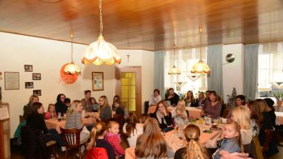 Bild: bey
Claudie Herrmann (lnks, im gestreiften Shirt) informierte die Eltern über den Umfang des Trainings der Kindergarde und über die bevorstehenden Auftritte. Erfreulich die große Resonanz der Eltern auf die Einladung zu dem Treffen.