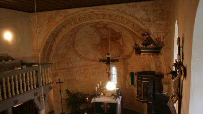 Bild: Rainer Christoph
Den Altar aus dem Jahre 1670 überließ man der katholischen Kirche. Er wurde durch einen einfachen Altar mit Holzkreuz ersetzt. So kamen auch die heute gut sichtbare Jesus-Darstellung und weitere Fresken gut zur Geltung.