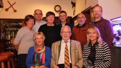Bild: Thomas Dobler
Gruppenbild mit Dritter Bürgermeisterin Heidi Eckl (rechts) am Ende des gemeinsamen Essens, mit dem der Organisationsausschuss des Mittelalterlichen Markts unter Leitung von Karl Beer (vorne) eine Bilanz des zurückliegenden Großereignisses zog.
