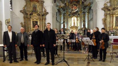 Bild: hbl
Schlussapplaus für Tobias und Hubert Rupprecht, Raphael Ernst, Peter Ermer und das Orchester Pfreimd.