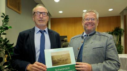 Bild: Hirsch
Stadtarchivar Josef Fischer (links) stellte mit Oberbürgermeister Andreas Feller sein neues Buch vor.