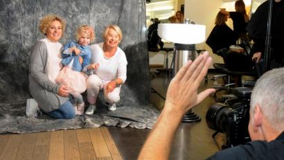 Bild: Stephan Huber
Mama Marie-Kathrin Kopp, Tochter Frieda Kopp und Oma Gisela Schubert (von links) posieren beim Generationenshooting von Sigi Renner Friseure vor der Kamera des Berliner Fotografen Thomas Rafalzyk.