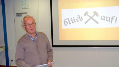 Bild: gac
Mit einem herzlichen "Glückauf" begrüßt Dieter Dörner seine zahlreichen Zuhörer. Dieser Bergmannsgruß war auch im Farberdeabbau üblich.