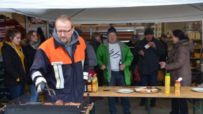 Bild: dob
Den verkaufsoffenen Sonntag zum Jubiläum nutzten viele Besucher, um auch bei der Feuerwehr Böhmischbruck vorbei zu schauen und sich kostenlos eine Grillsemmel und ein Getränk als Jubiläumszuckerl abzuholen.