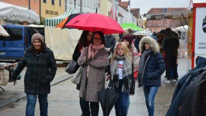 Bild: jr
Pech mit dem Wetter hatte der Tirschenreuther Kirchweihmarkt. Gefragt waren Regenschirme, oder zumindest regenfeste Kleidung.