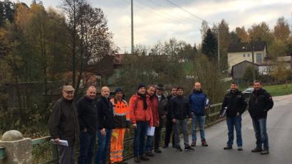 Bild: bey
Bürgermeister Rainer Rewitzer (rechts) hatte zur Baustelleneinweisung direkt auf die abzubrechende Pfreimdbrücke Burkhardsrieth eingeladen. Mit dabei die Vertreter der ausführenden Baufirma Wagner, der für den Abbruch zuständigen Firma Hartinger, des Ingenieuerbüros Kohl und Partner, des Planungsbüros Rembold, der Telekom, des Bayernwerks, Geschäftsleiter Günter Gschwindler und die Mitarbeiter des städtischen Bauhofes.