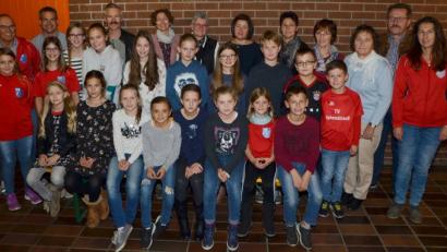 Bild: dob
Das Sportabzeichen erfreut sich beim Turnverein allergrößter Beliebtheit. Abteilungsleiter Andreas Eger (links) und TV-Vorsitzender Klaus Nigg überreichen die Urkunden und Abzeichen.
