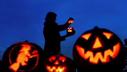 Bild: dpa
In den USA gehen Kinder von Haus zu Haus und fordern von den Bewohnern Süßigkeiten. In Deutschland konnte sich Halloween in vielen Kindertagesstätten noch nicht durchsetzen. In einer Umfrage erklären Erzieherinnen, warum das so ist.