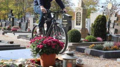 Bild: Wolfgang Steinbacher
Radeln zwischen Gräbern – das kommt auf dem Stadt- und dem Waldfriedhof schon mal vor.