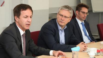 Bild: Gerhard Götz
Hans Schmidt von der Handwerkskammer, Markus Nitsch, Leiter der Agentur für Arbeit, und Ralf Kohl von der IHK sprachen über die aktuelle Entwicklung auf dem Ausbildungsstellenmarkt.