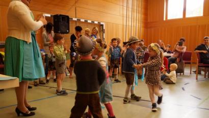 Bild: arw
In bayerischen Gewändern tanzen die jüngsten aus der Gemeinde beim Seniorennachmittag.