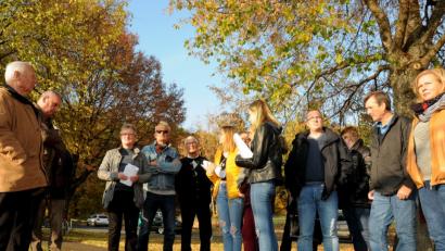 Bild: Stephan Huber
Sie sehen den Panoramablick vom Mariahilfberg durch die beantragte Aufstockung des Hauses Nummer 10 in der Straße Am Südhang gefährdet. Hans-Jürgen Bumes (Dritter von links) hatte am Freitagnachmittag zu einem Ortstermin auf den einstmals eigens höher aufgeschütteten Aussichtspunkt geladen.