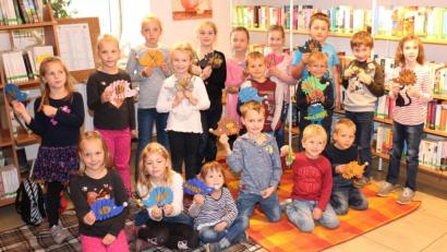 Bild: rpp
Etwa 20 Kinder sind dem Aufruf des Büchereiteams gefolgt und erfahren viel wissenswertes über die Lebensweise der Igel und warum für den Winterschlaf der Igel ein dicker Speckmantel nötig ist. Die gebastelten Igel sind der ganze Stolz der Kinder.