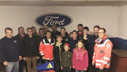 Bild: dob
HvO-Ortsgruppenleiter Thomas Schmidt (rechts) präsentiert den neuen Rettungsrucksack mit externer Sauerstoffflasche. Der Ford Club Hot Engines stellt dafür den Tombola-Erlös in Höhe von 2400 Euro zur Verfügung. Josef Kleber (links) gab den Anstoß dafür. Clubvorsitzender Andreas Puff (Zweiter von rechts) setzte den Vorschlag um.