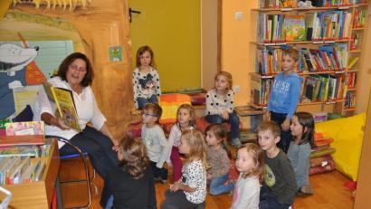 Bild: ak
Sieglinde Lorenz stellt den kleinen Zuhörer spannende Bücher vor