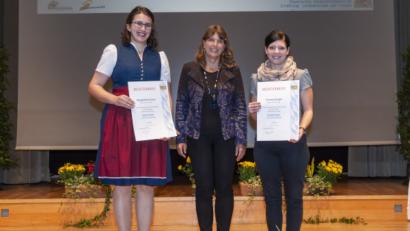 Bild: exb/Nagel (StMELF)
Die Tännesbergerin Magdalena Kraus (links) und Verena Kempf (rechts) aus Floß erhalten von Andrea Seidl, Referatsleiterin im Staatsministerium, ihre Urkunden.