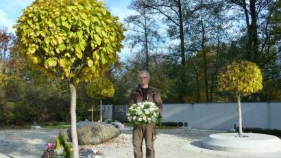 Bild: Portner, Gertraud
Fast wie ein kleiner Park: Auch bei den neuen Urnenbäumen im Friedhof in Pfreimd übernimmt Bestatter Peter Stubenvoll auf Wunsch den Blumenschmuck. Jeder Baum hat 24 Segmente für insgesamt 48 Urnen. Eine Bronzetafel erinnert an den Verstorbenen.