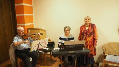 Bild: gz
Die bayernweit bekannte Erzählerin Edeltraud Forster fasziniert mit Geschichten. Dazwischen spielen Martina Brenner am Keyboard und Willibald Wirth mit der Violine.