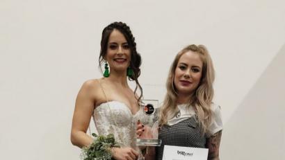 Bild: exb
Friseurin Sabine Schröpf hat mit dem Styling dieser Braut den bayerischen Vizemeister-Titel gewonnen.