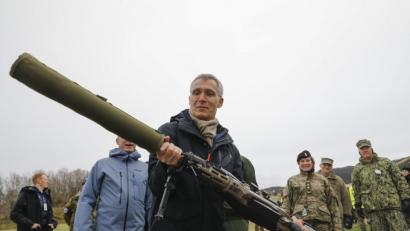 Bild: Gorm Kallestad/NTB scanpix/dpa
Jens Stoltenberg, NATO-Generalsekretär, während seines Besuchs der NATO-Übung Trident Juncture. Im Rahmen der Übung werden rund 50.000 Soldaten aus den 29 Nato-Staaten sowie aus Finnland und Schweden erwartet.