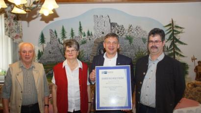 Bild: mmj
IHK-Geschäftsführer Manuel Lischka gratuliert Alfons Zilk jun., (rechts) und seinen Eltern Alfons sen. und Elfriede (links) zum 200-jährigen Geschäftsjubiläum mit einer Urkunde der Industrie- und Handelskammer.