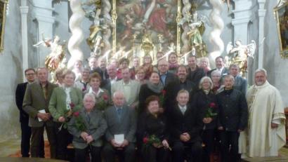 Bild: rgl
Die 17 Jubelpaare zusammen mit Pfarrer Arnold Pirner.