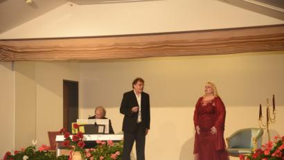 Bild: bey
Fritz Kalmbach und Angelika Negwer singen "Wir sind wie zwei Boote". Am Klavier begleitet Norbert Henß.