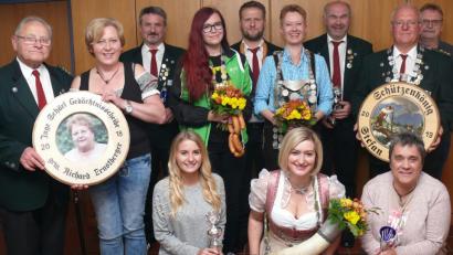 Bild: wro
Schützenmeister Stefan Kraus (Zweiter von rechts) gratulierte den Titel- und Preisträgern. Die Inge-Schärl-Gedächtnisscheibe überreichte Heinrich Schärl (links) stellvertretend für den Gewinner Richard Ernstberger an Jutta Hößl (Zweite von links).