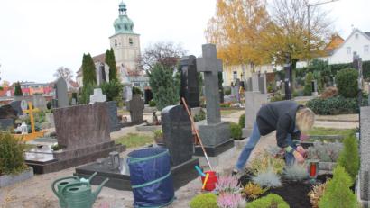 Bild: ads
Ursula Amann hat das ganze Jahr über Freude am Friedhofsbesuch und an der Grabpflege, insbesondere an Allerheiligen. Für das Ehepaar Amann ist der Friedhof ein Ort der Ruhe und der Einkehr.