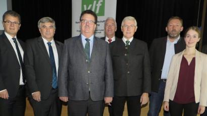 Bild: Hirsch
Sie sprachen beim „Milchviehtag Oberpfalz“ in Neunburg v.W. (von links): Wolfgang Scholz, Martin Birner, Karl Holmeier, Hans-Joachim Fuchtel, Arnold Kimmerl, Georg Mayer, Georg Hammerl, Johanna Pfeiffer und Georg Dietl.