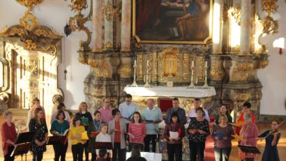 Bild: ads
Der Familienchor „Klangfarben" der Pfarrei St. Georg unter der Leitung der Kirchenmusikerin Kataryna Menges glänzt bei seinem jüngsten Konzert mit beachtlichen musikalischen Leistungen und zeigt, dass sein gesangliches Können und Repertoire deutlich über das eines Kirchenchors hinausgeht.