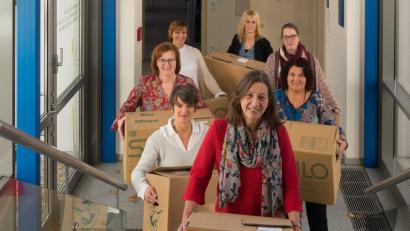 Bild: tr
Bettina Lux, Gabi Schertler, Silvia Scharnagl, Anja Schieder, Christina Zeitler und Iwona Schultes (hinten von links) sowie allen voran, VHS-Chefin Angelika Schraml (vorne Mitte) müssen nicht wirklich selbst die schweren Umzugskartons ins neue Domizil schleppen. Das haben sie mit leeren Schachteln nur fürs Foto gemacht, um zu symbolisieren, "Wir sind angekommen"