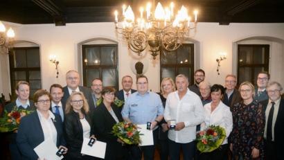 Bild: Gabi Schönberger
Für ihr soziales Engagement erhalten Andrea Glaubitz (Zweite von links), Elisabeth Näger (Vierte von links) und German Bürger (Neunter von links) das Ehrenzeichen des Freistaats. Über die silberne Bürgermedaille der Stadt freut sich Norbert Tannhäuser (Elfter von links).