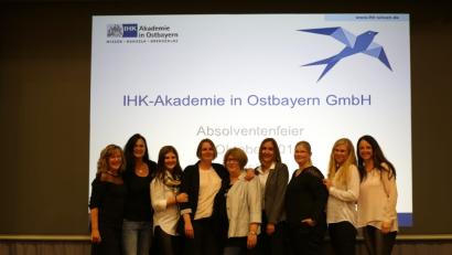 Bild: exb
Freude über den Abschluss: (von links) Projektbetreuerin Eveline Gabriel mit den Absolventinnen des Kurses Personalfachkaufmann – Bianca Reber, Anika Windirsch, Jana Nixdorf, Manuela Schmidt, Brigitte Fenzl, Julia Guntow, Yvonne Fruntke und Sandra Nachreiner.