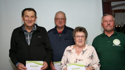 Bild: roh
FGV-Vorsitzender Manfred Lang (rechts) dankt Irene und Norbert Hasenfürter (links und Dritte von links) sowie Kassenverwalter Karl-Heinz Störtzer (Zweiter von links) mit Urkunden für ihre Verdienste.